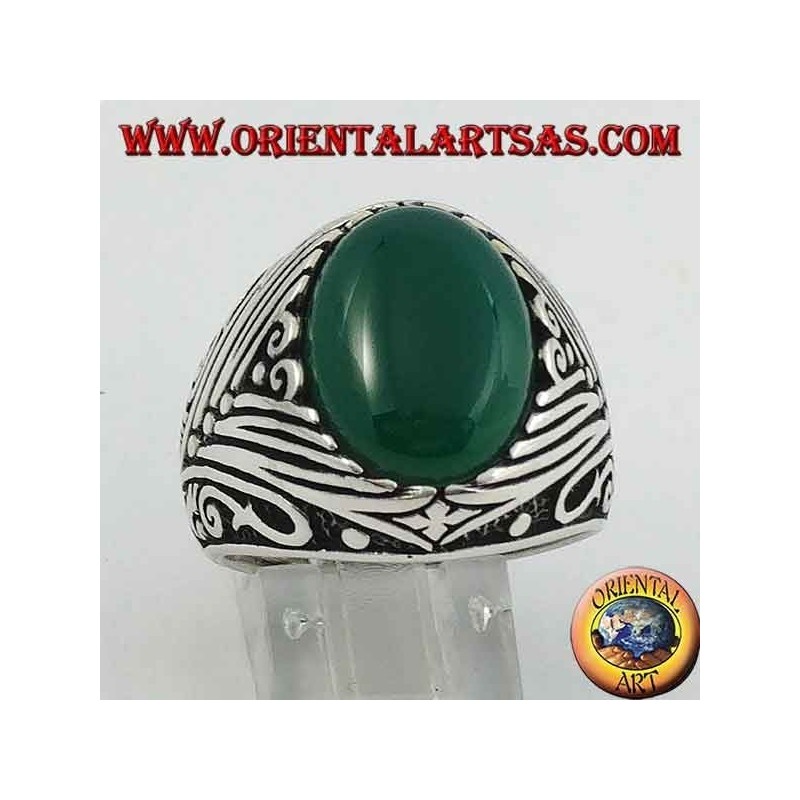 Bague en argent avec cabochon ovale en agate verte avec gravures latérales profondes