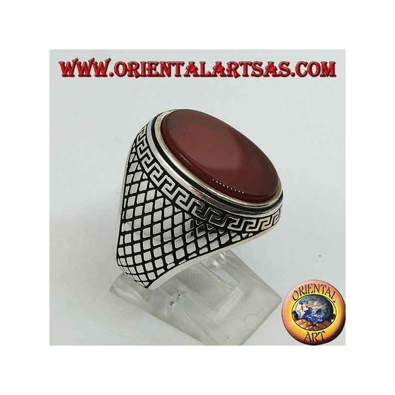 Bague en argent avec grande cornaline ovale plate entourée d'un relief grec