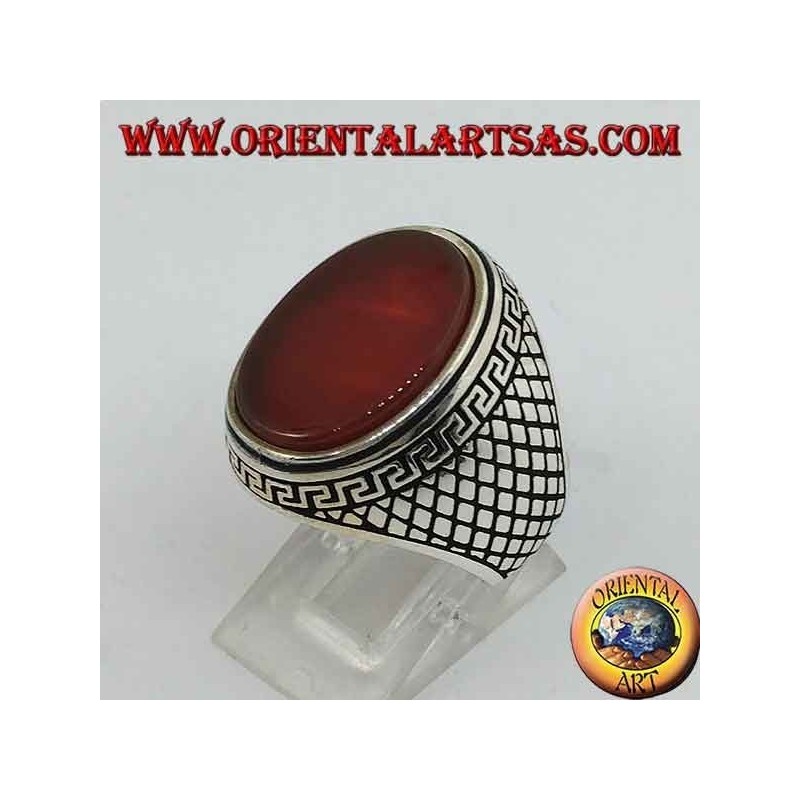 Bague en argent avec grande cornaline ovale plate entourée d'un relief grec