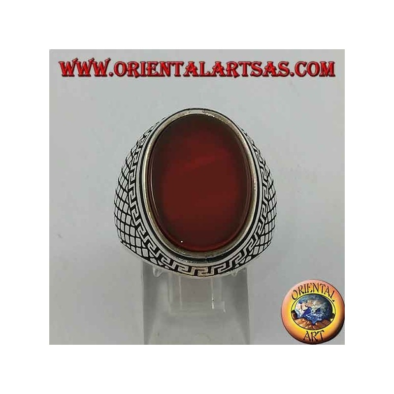 Anillo de plata con gran cornalina ovalada y plana rodeada por un relieve griego