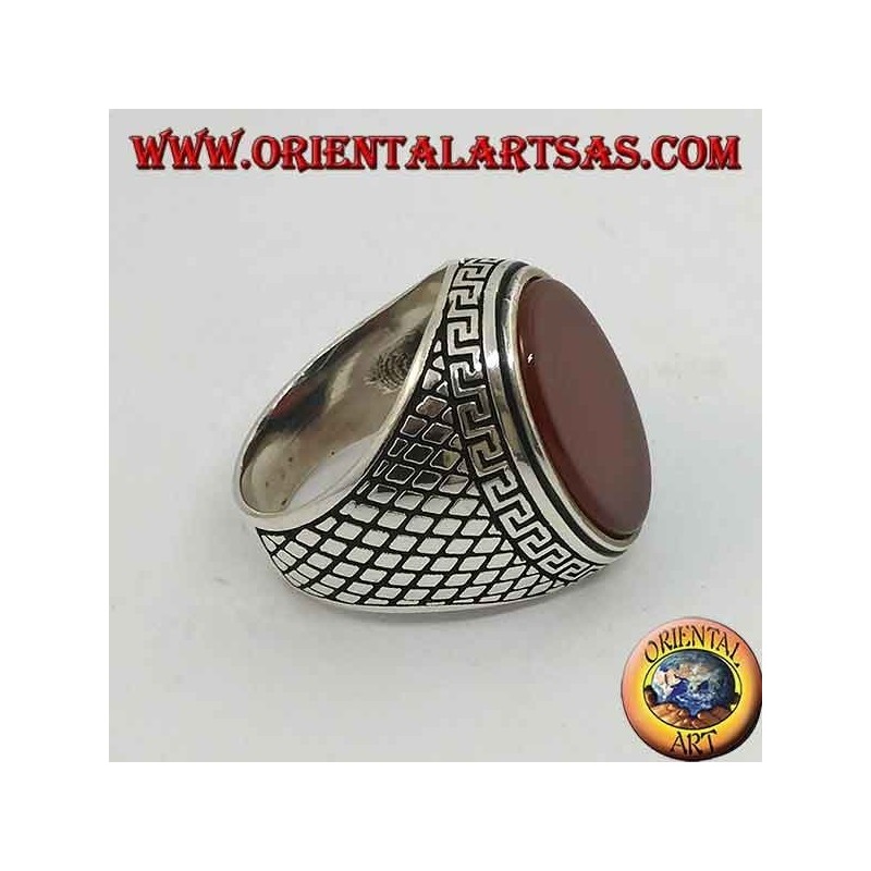 Anello in argento con corniola ovale piatta grande contornata da greca a bassorilievo