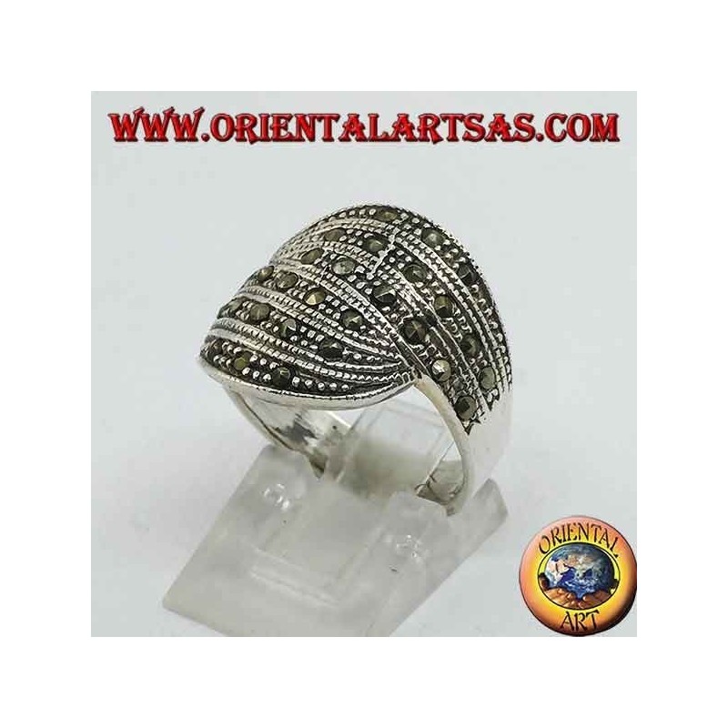 Bague en argent, étreinte de deux bandes avec marcassite