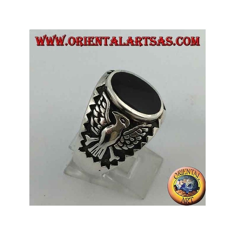 Anillo de plata con ónice ovalado y águila federal en bajorrelieve en los costados