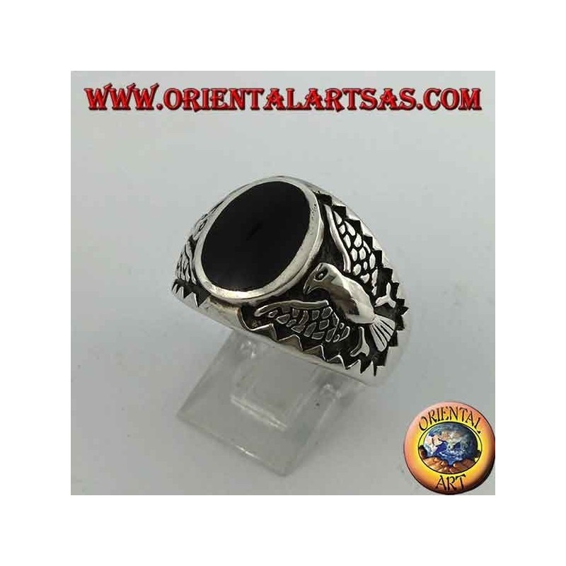 Bague en argent avec onyx ovale et aigle fédéral en bas-relief sur les côtés