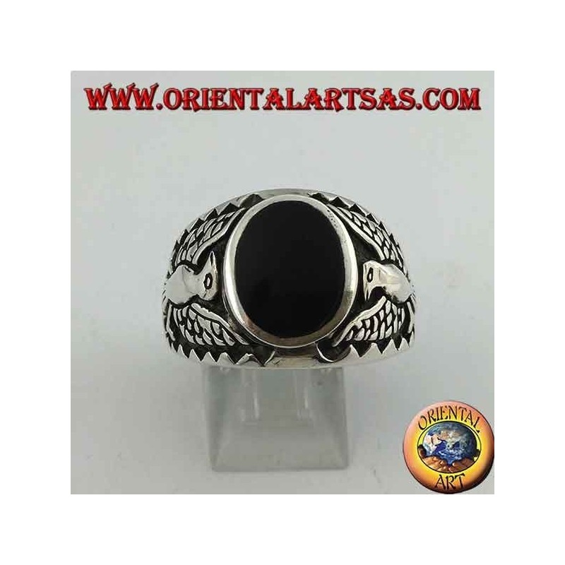 Anillo de plata con ónice ovalado y águila federal en bajorrelieve en los costados