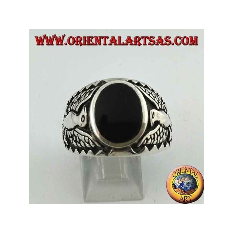 Anillo de plata con ónice ovalado y águila federal en bajorrelieve en los costados