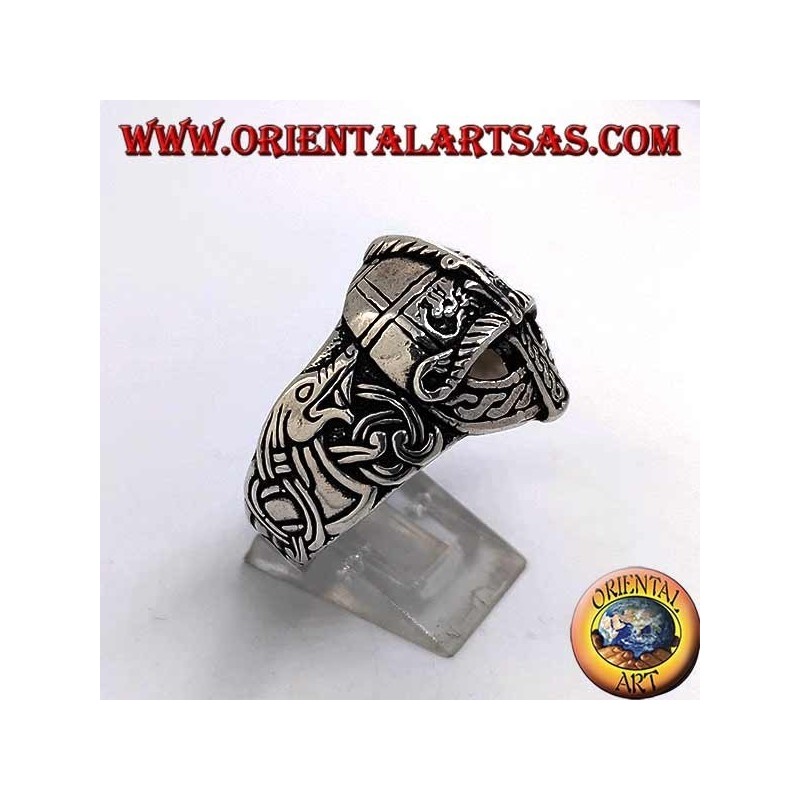 Anillo de plata en forma de casco con grabados celtas