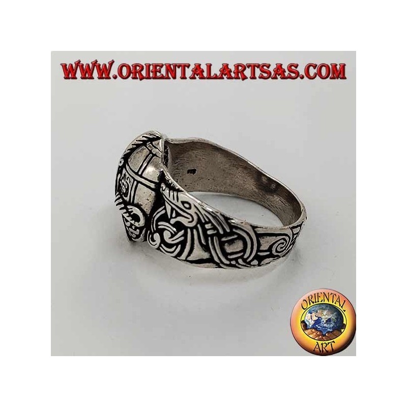 Anillo de plata en forma de casco con grabados celtas