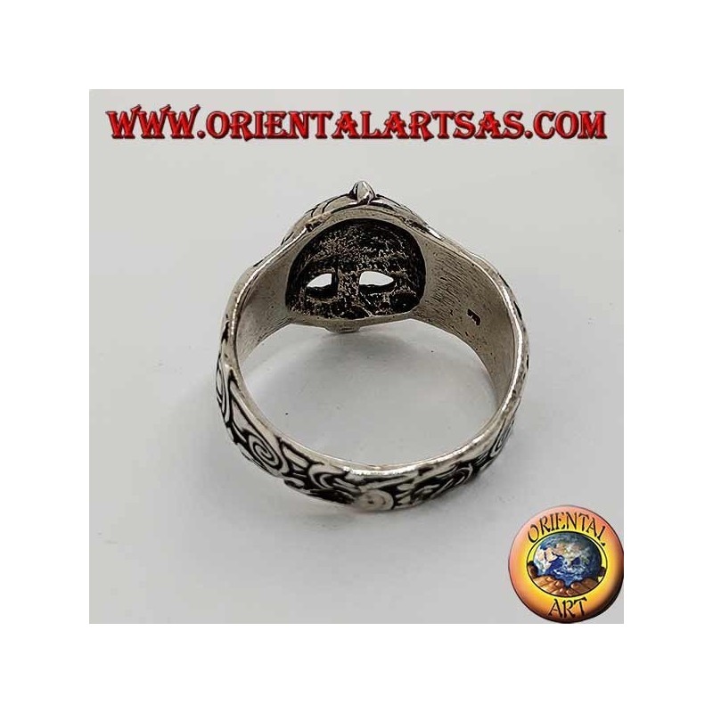 Anillo de plata en forma de casco con grabados celtas