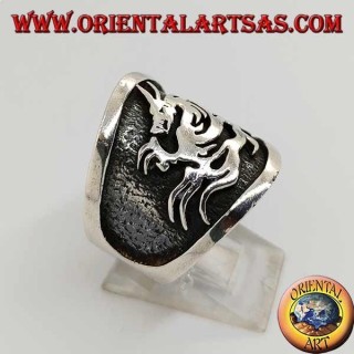 Anello in argento a fascia larga con drago in altorilievo
