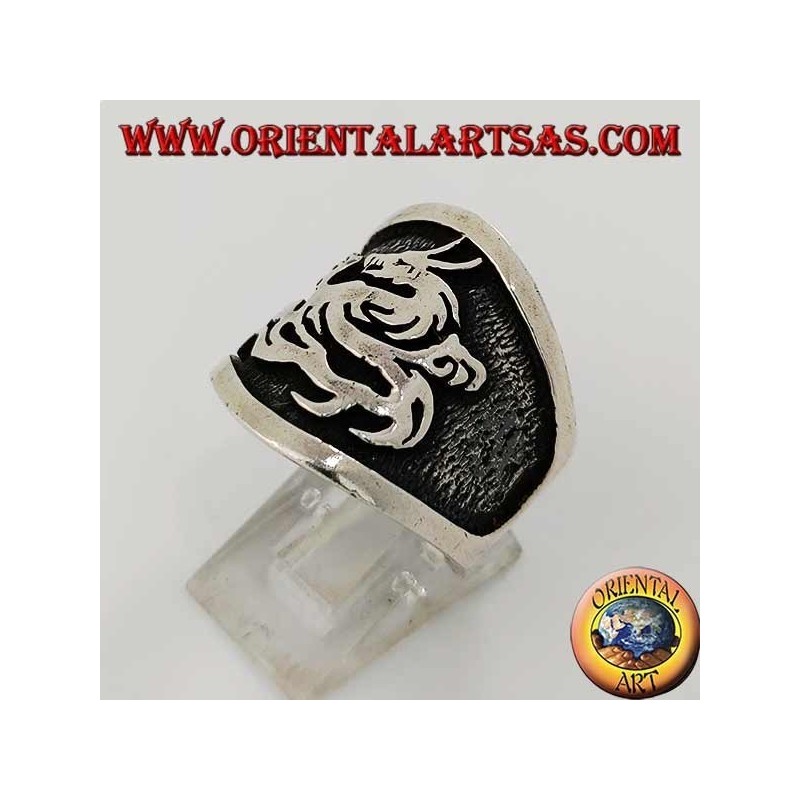 Anillo de plata de banda ancha con dragón en alto relieve.