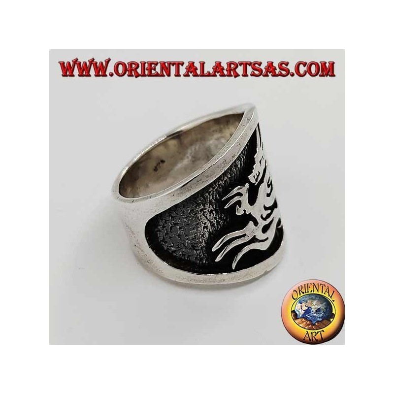Anillo de plata de banda ancha con dragón en alto relieve.