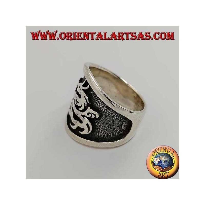 Anillo de plata de banda ancha con dragón en alto relieve.