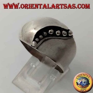 Anillo de plata con una banda convexa en el frente con una línea curva de puntos