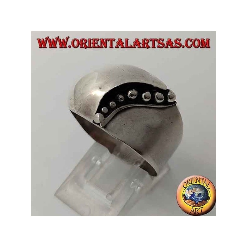 Bague en argent avec une bande convexe sur le devant avec une ligne courbe de points