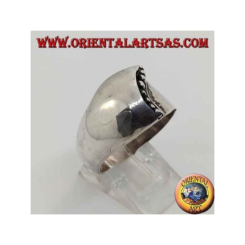 Anello in argento a fascia bombato frontalmente con linea curva di puntini