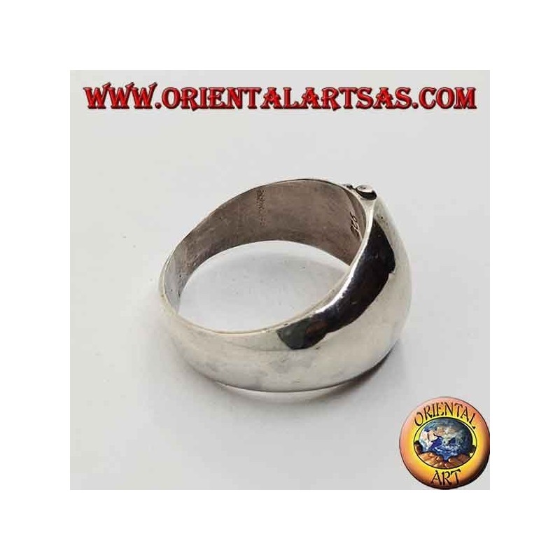 Anello in argento a fascia bombato frontalmente con linea curva di puntini