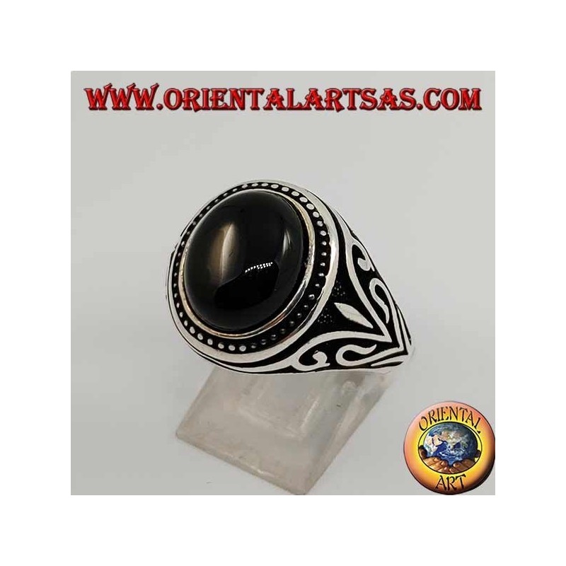 Silberring mit ovalem Cabochon-Onyx mit seitlichen Verzierungen