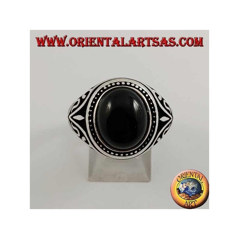 Silberring mit ovalem Cabochon-Onyx mit seitlichen Verzierungen