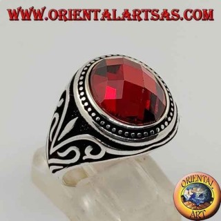 Anello in argento con granato sintetico sfaccettato a cabochon con decori laterali