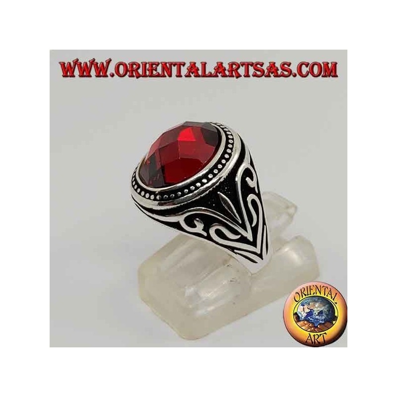 Anillo de plata con granate sintético facetado cabujón con decoraciones laterales