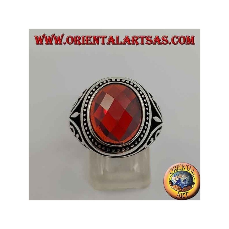Anello in argento con granato sintetico sfaccettato a cabochon con decori laterali