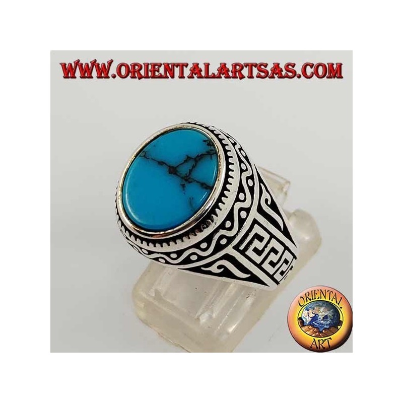 Anillo de plata con turquesa ovalada plana con griego en los lados del anillo.