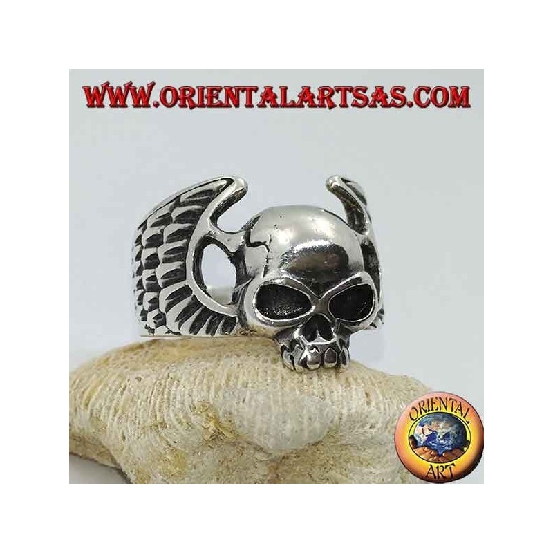 Anillo de plata, calavera sin mandíbula entre alas de motociclista