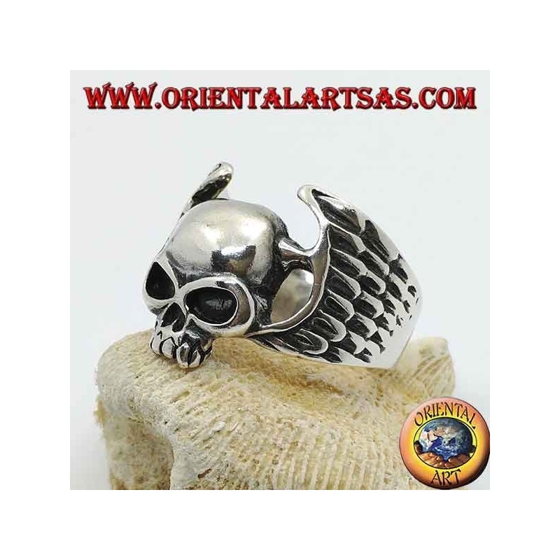 Anillo de plata, calavera sin mandíbula entre alas de motociclista