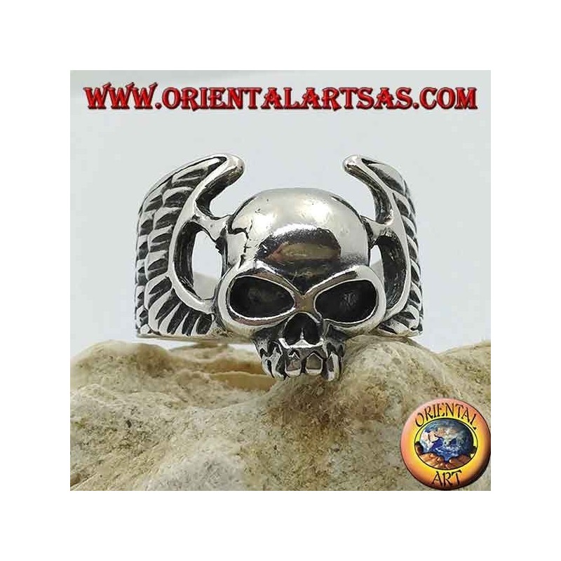 Anillo de plata, calavera sin mandíbula entre alas de motociclista