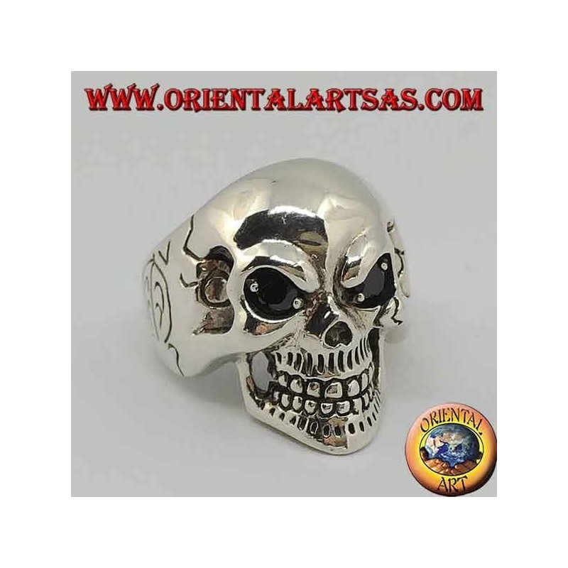 Bague tête de mort en argent avec yeux spinelles noirs