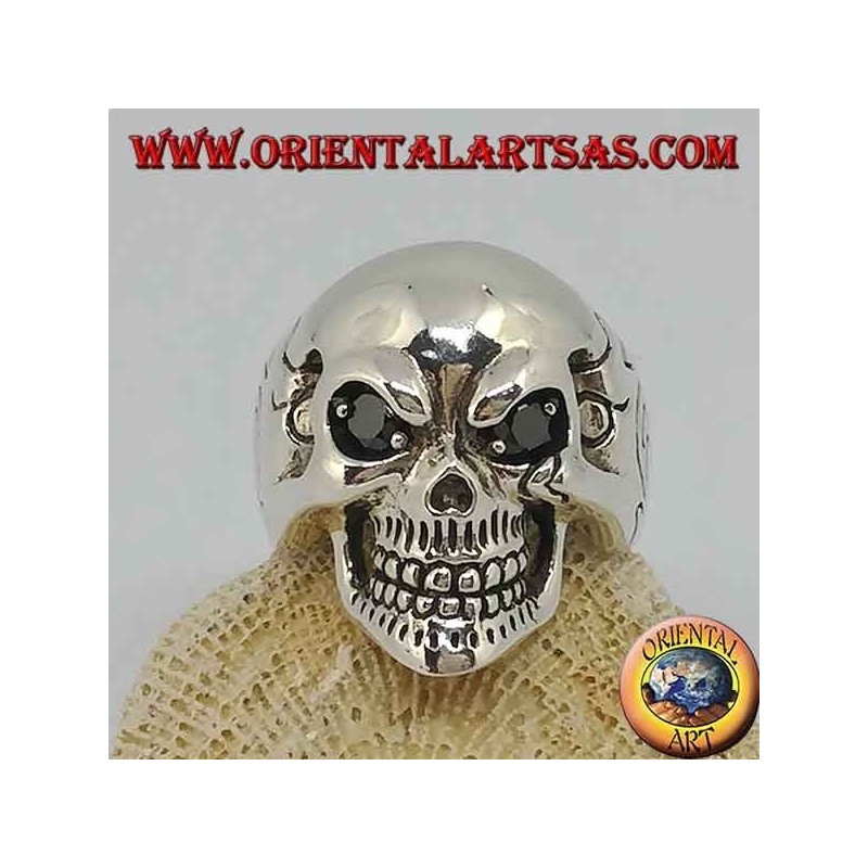 Anillo de calavera plateada con ojos negros de espinela