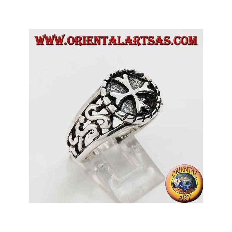 Silberring mit griechischem Kreuz in Hochrelief und perforierten Verzierungen an den Seiten