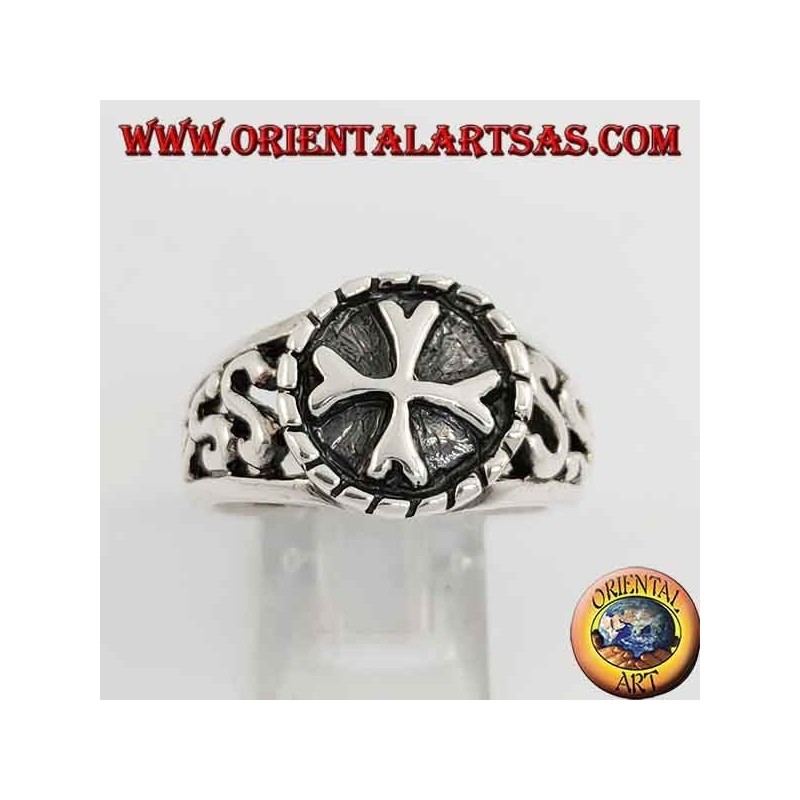 Bague en argent avec croix grecque en haut-relief et décorations perforées sur les côtés