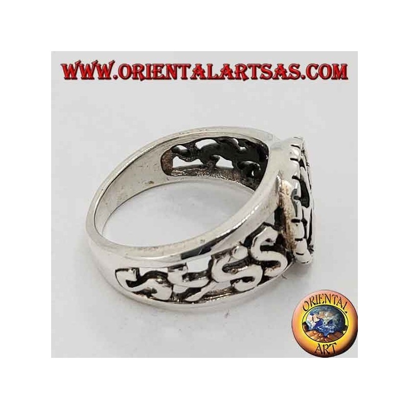 Anillo de plata con cruz griega en alto relieve y decoraciones perforadas en los laterales.
