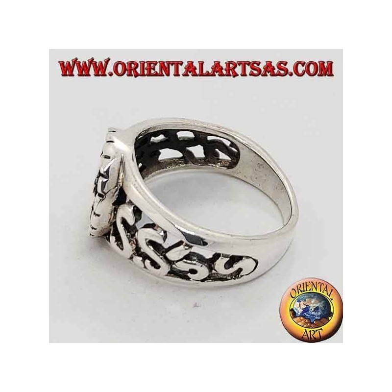 Anillo de plata con cruz griega en alto relieve y decoraciones perforadas en los laterales.