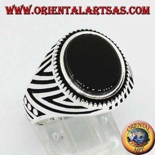 Anello in argento con onice ovale piatto e intagli incisi sui lati