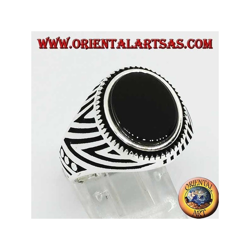 Bague en argent avec onyx plat ovale et gravures gravées sur les côtés