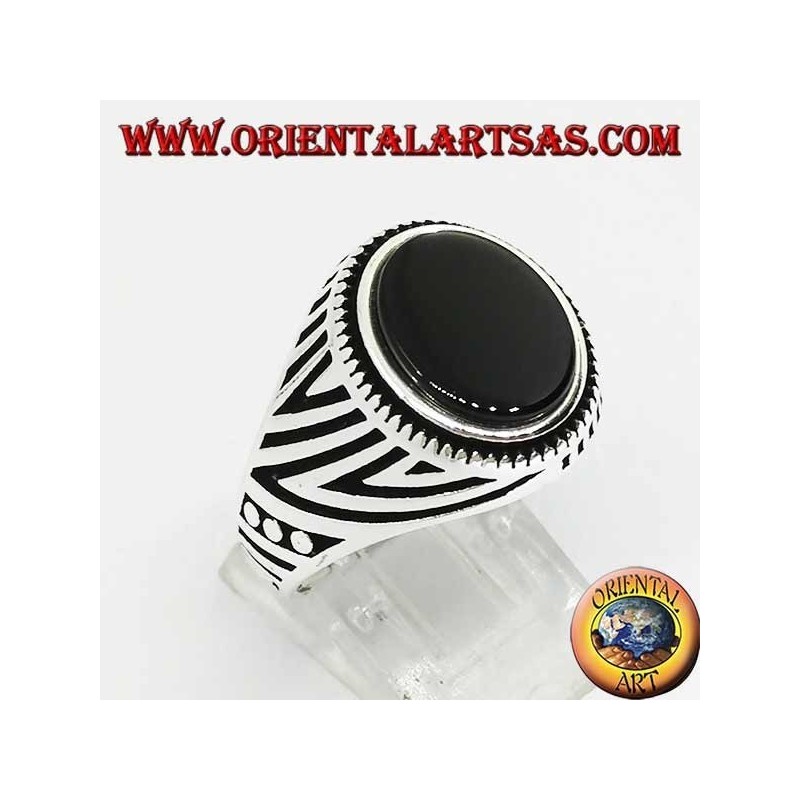 Bague en argent avec onyx plat ovale et gravures gravées sur les côtés