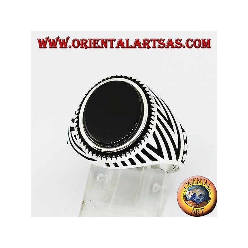Silberring mit flachem ovalem Onyx und seitlich eingravierten Gravuren