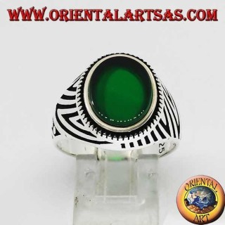 Anello in argento con agata verde ovale piatto e intagli incisi sui lati