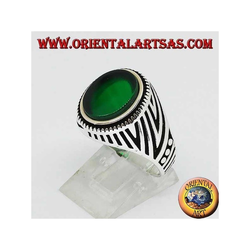 Bague en argent avec agate verte ovale plate et gravures gravées sur les côtés