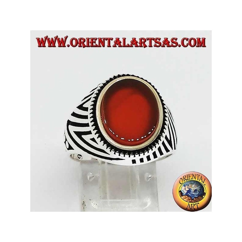 Anillo de plata con cornalina plana ovalada y grabados grabados en los laterales.