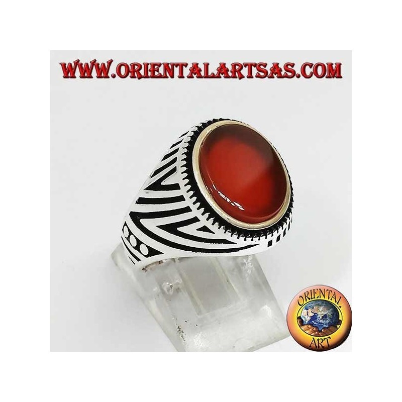 Anillo de plata con cornalina plana ovalada y grabados grabados en los laterales.