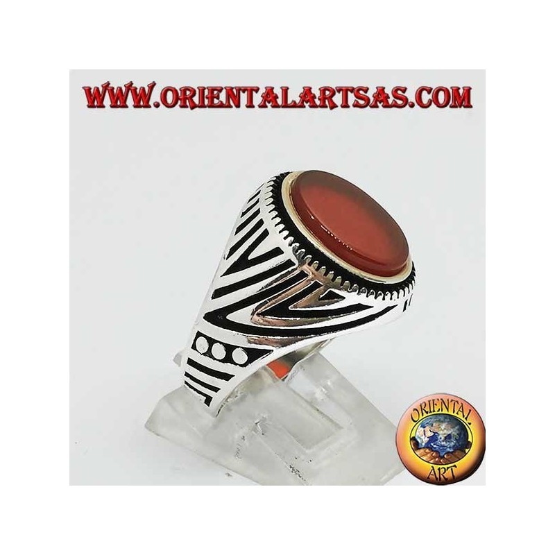 Bague en argent avec cornaline ovale plate et gravures gravées sur les côtés