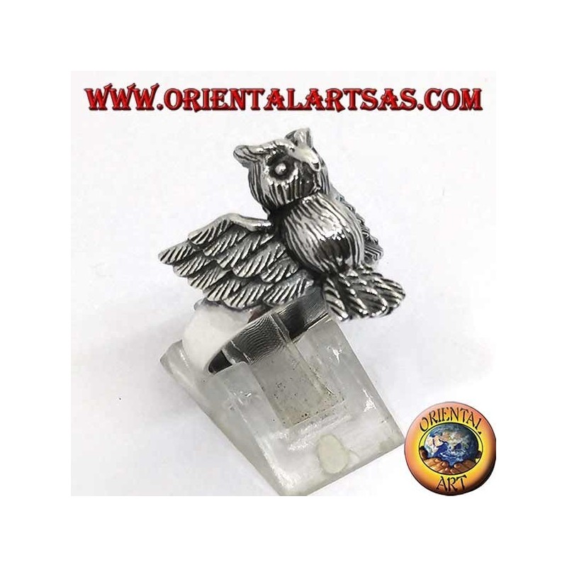 Anillo de plata con búho entero con alas abiertas