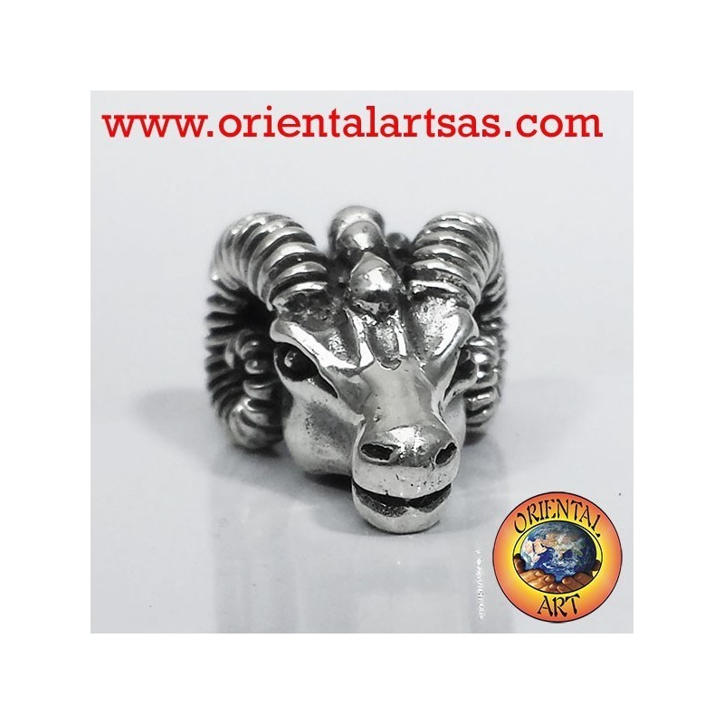 La cabeza colgante de plata del espolón del aries