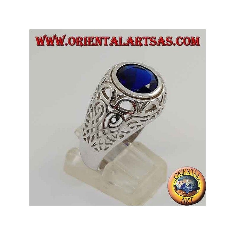 Anello in argento con zircone tondo color zaffiro traforato sui lati