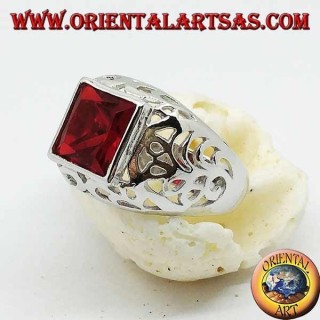 Anello in argento con zircone quadrato color granato traforato sui lati