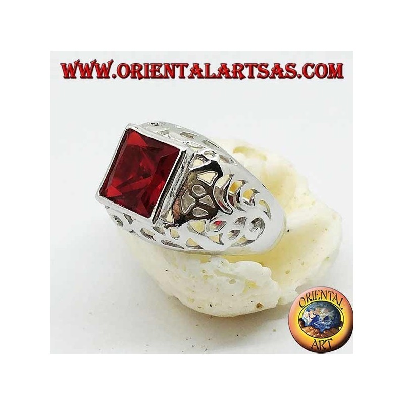 Anello in argento con zircone quadrato color granato traforato sui lati